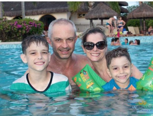 Familia Salvetti - Grand Palladium Imbassaí
